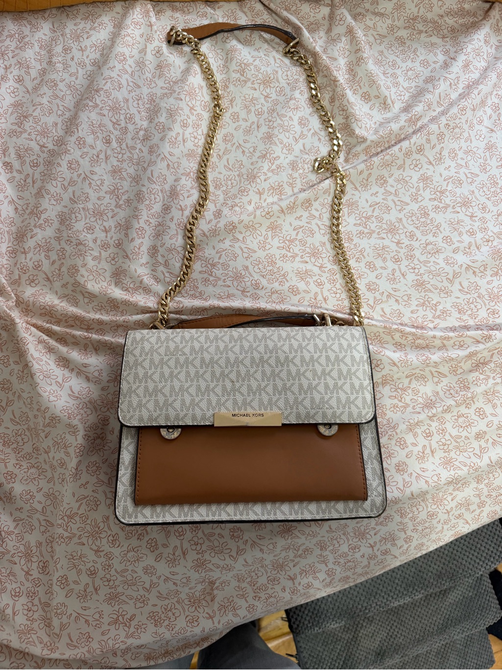 Michael Kors White And Brown Logo Shoulder Bag With Gold Chain